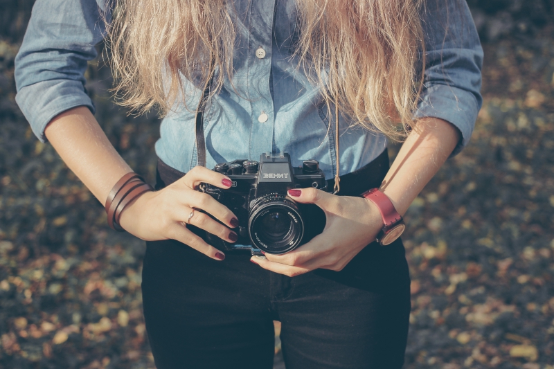 photographe-RAMATUELLE-min_hand-person-girl-woman-camera-photography-614-pxhere.com